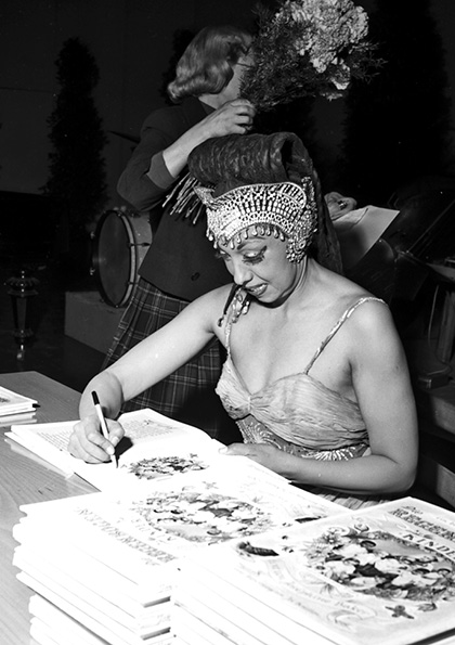 Josephine Baker signiert ihr Buch Die Regenbogenkinder nach einem Auftritt in Frankfurt 1957 (Foto: getty images)